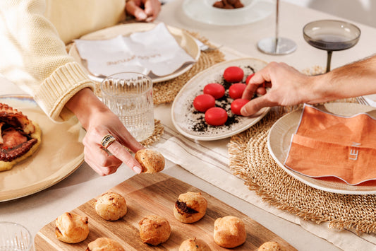 Cómo decorar una mesa elegante para una cena gourmet perfecta