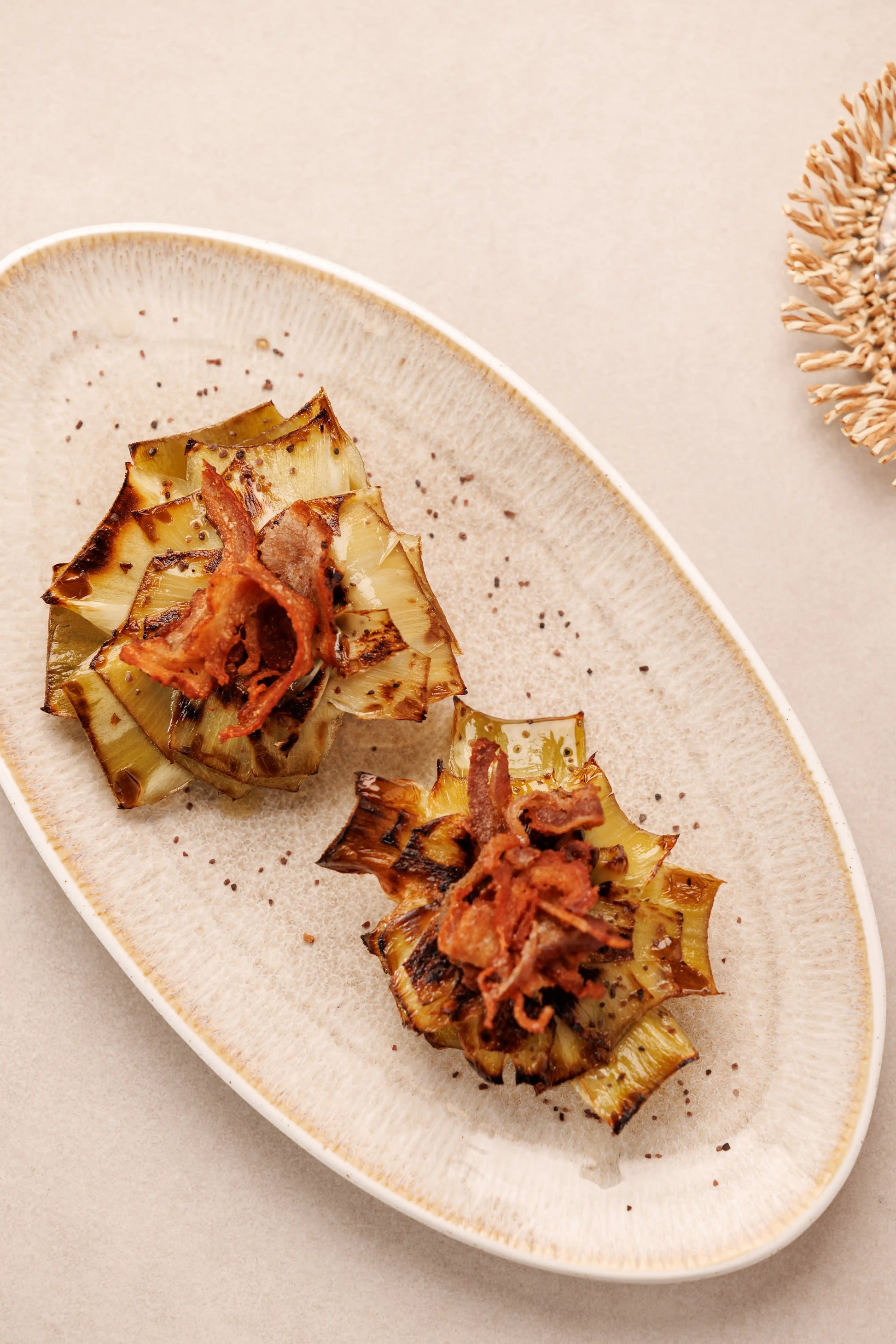 Flor de Alcachofa Confitada en AOVE con Chicharrón Ahumado y Sal del Himalaya Negra (6 uds.) - SAGÓ