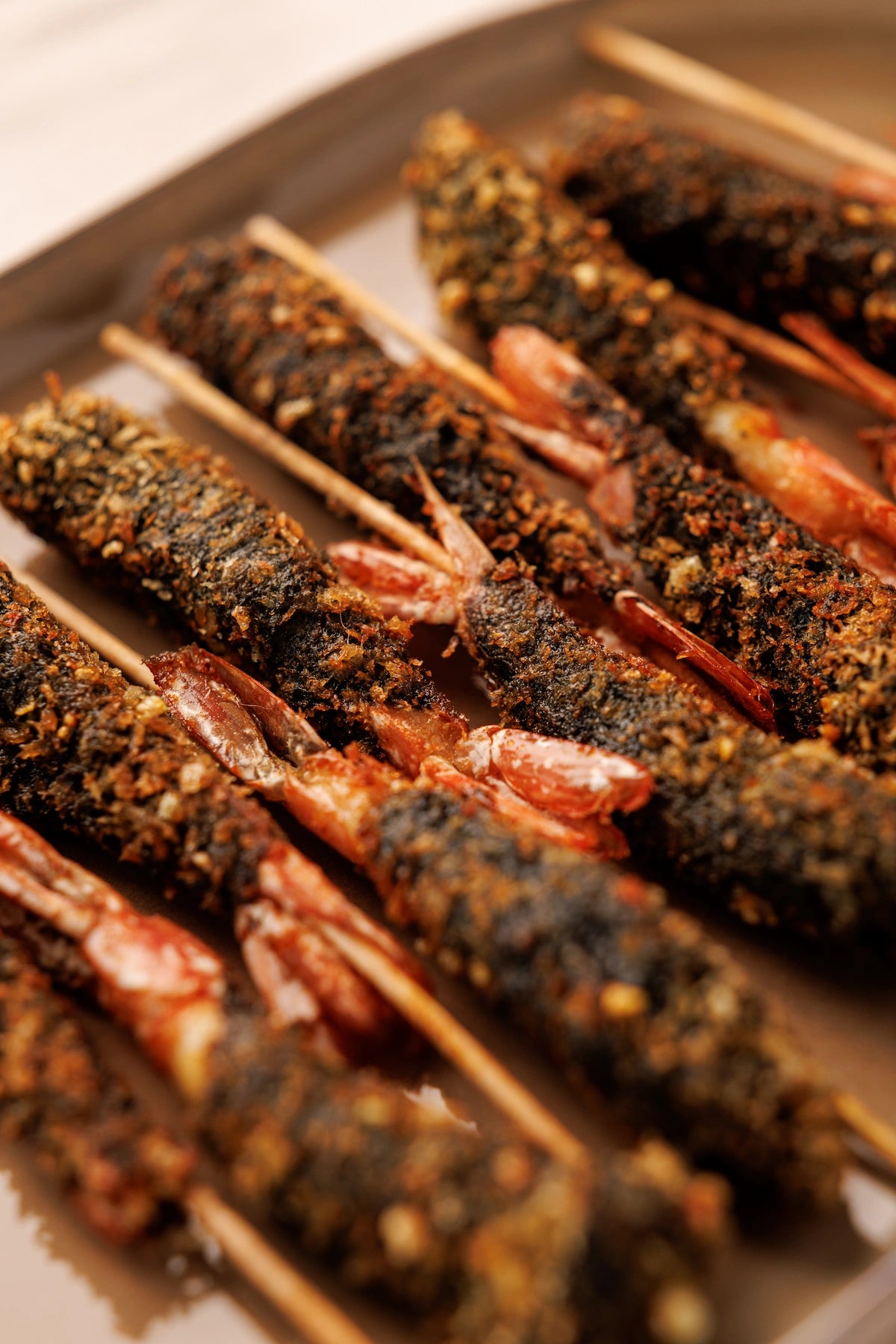 Brochetas de Langostino en Tempura Negra con Salsa Mayo-Yuzu (13 uds.) - SAGÓ