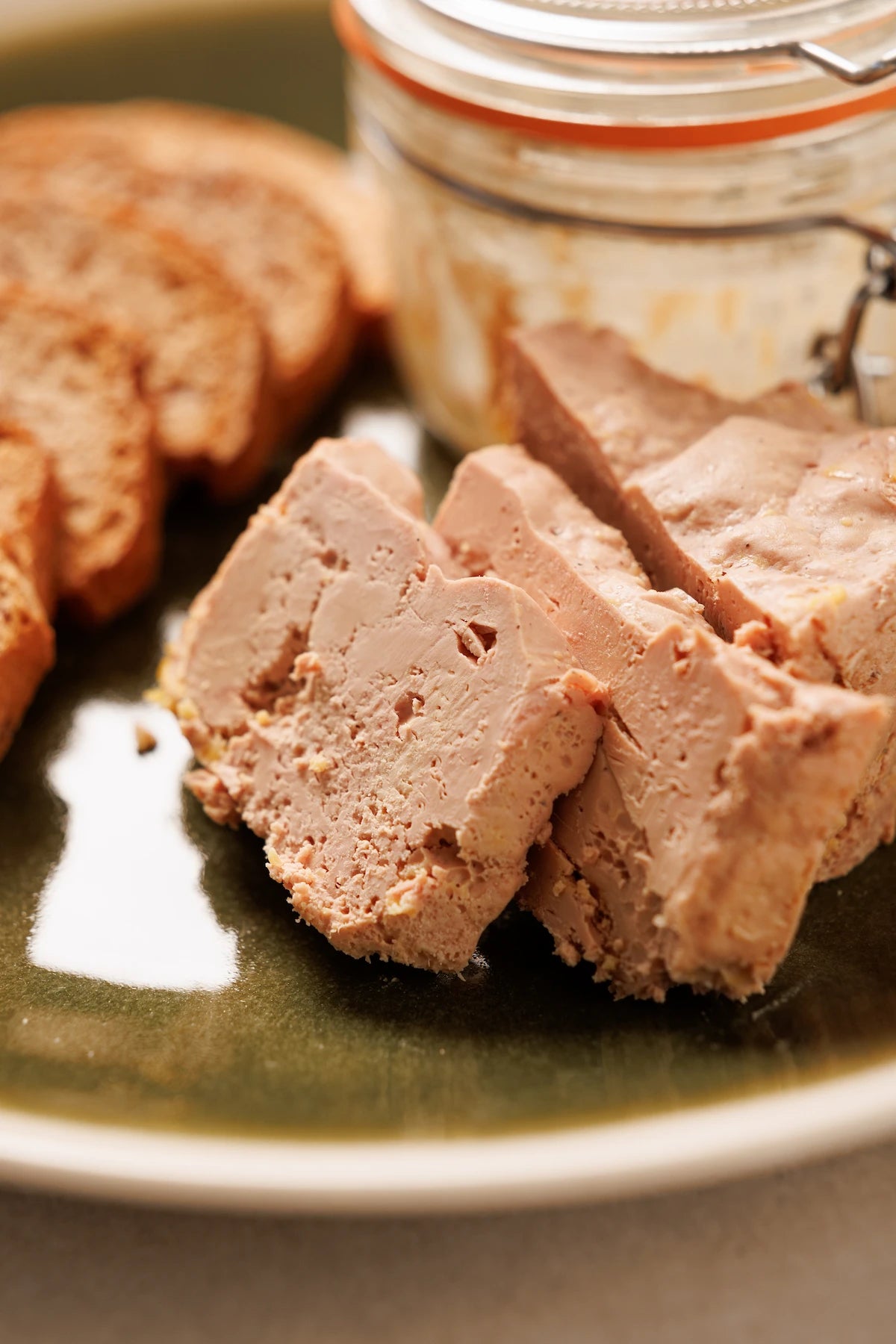 Bocal Foie Gras de Pato Entero "Mi-Cuit" con Tostaditas Crujientes de Mantequilla y Arándanos