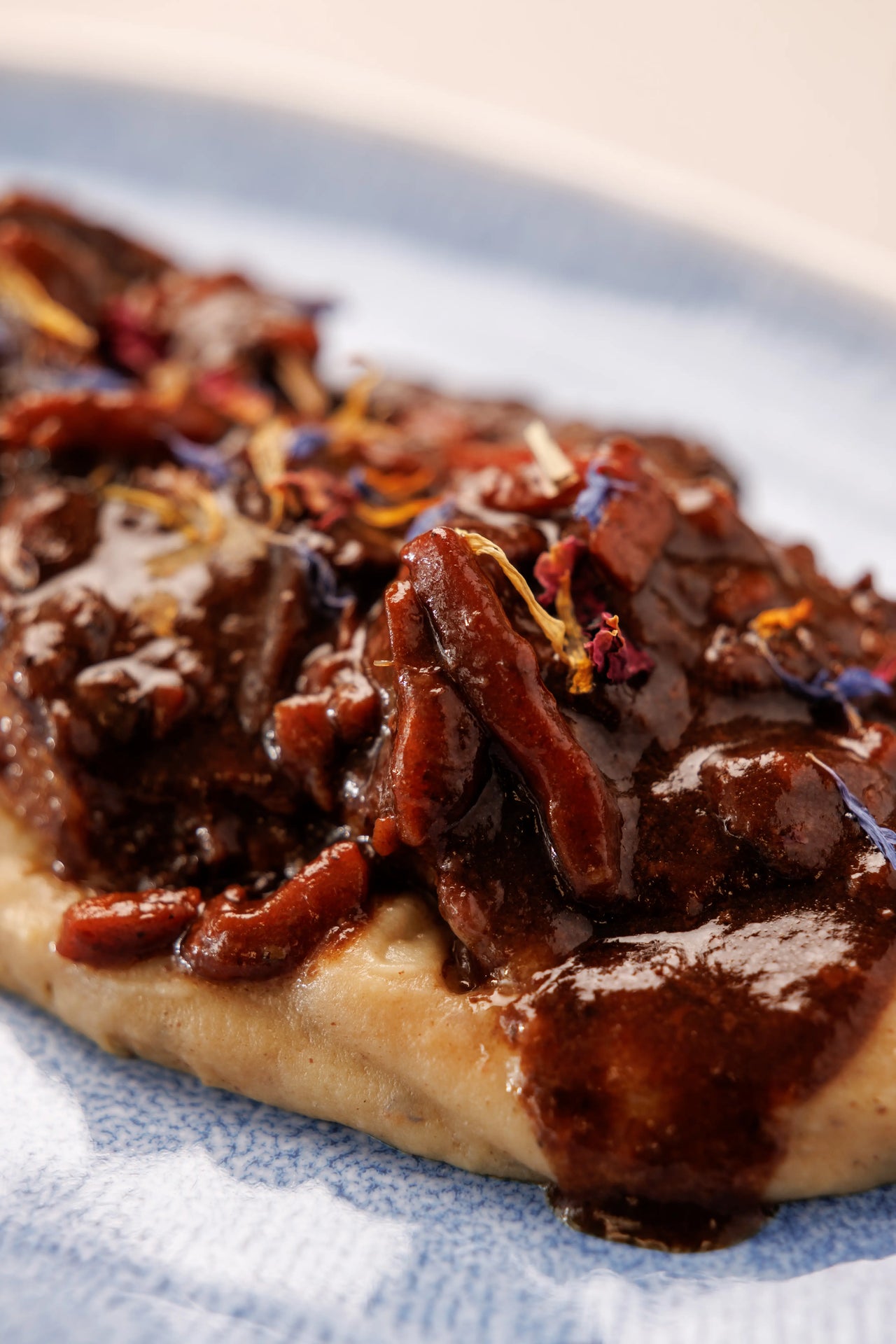 Rabo Estofado con Setas acompañado de Puré de Patata y Trufa - SAGÓ