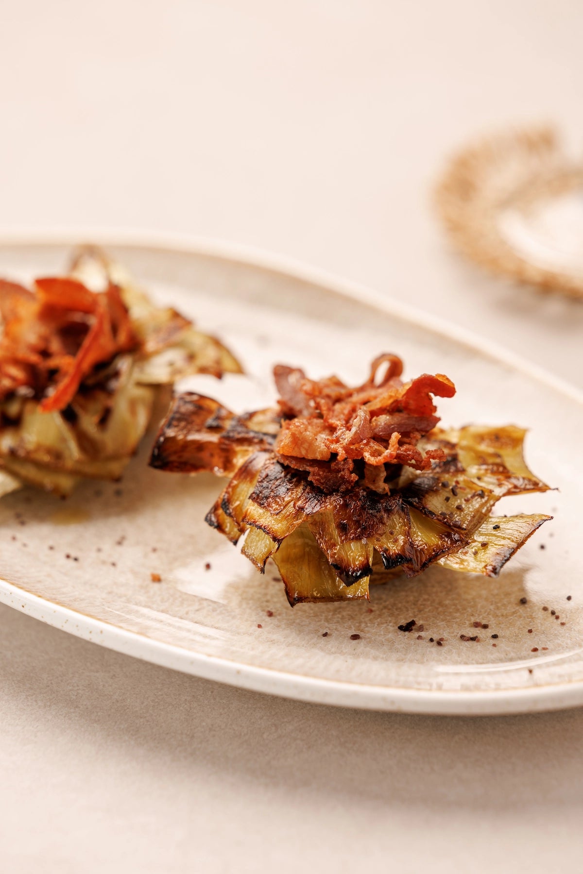 Flor de Alcachofa Confitada en AOVE con Chicharrón Ahumado y Sal del Himalaya Negra (6 uds.) - SAGÓ