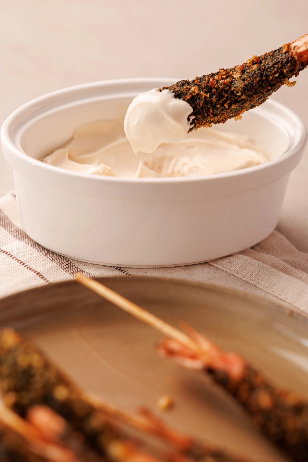 Brochetas de Langostino en Tempura Negra con Salsa Mayo-Yuzu (13 uds.) - SAGÓ