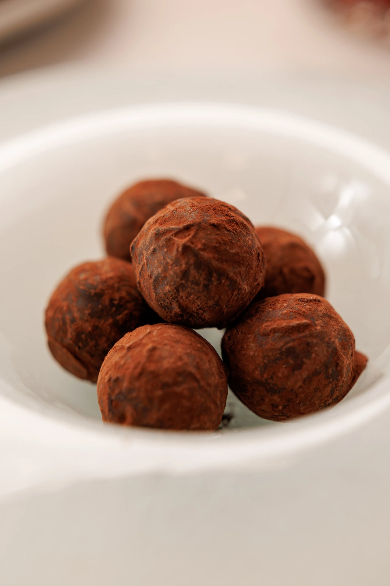 Mix de Trufas de Chocolate Negro con Sake y Bombón de Mousse de Café Sagó (12 uds.) - SAGÓ