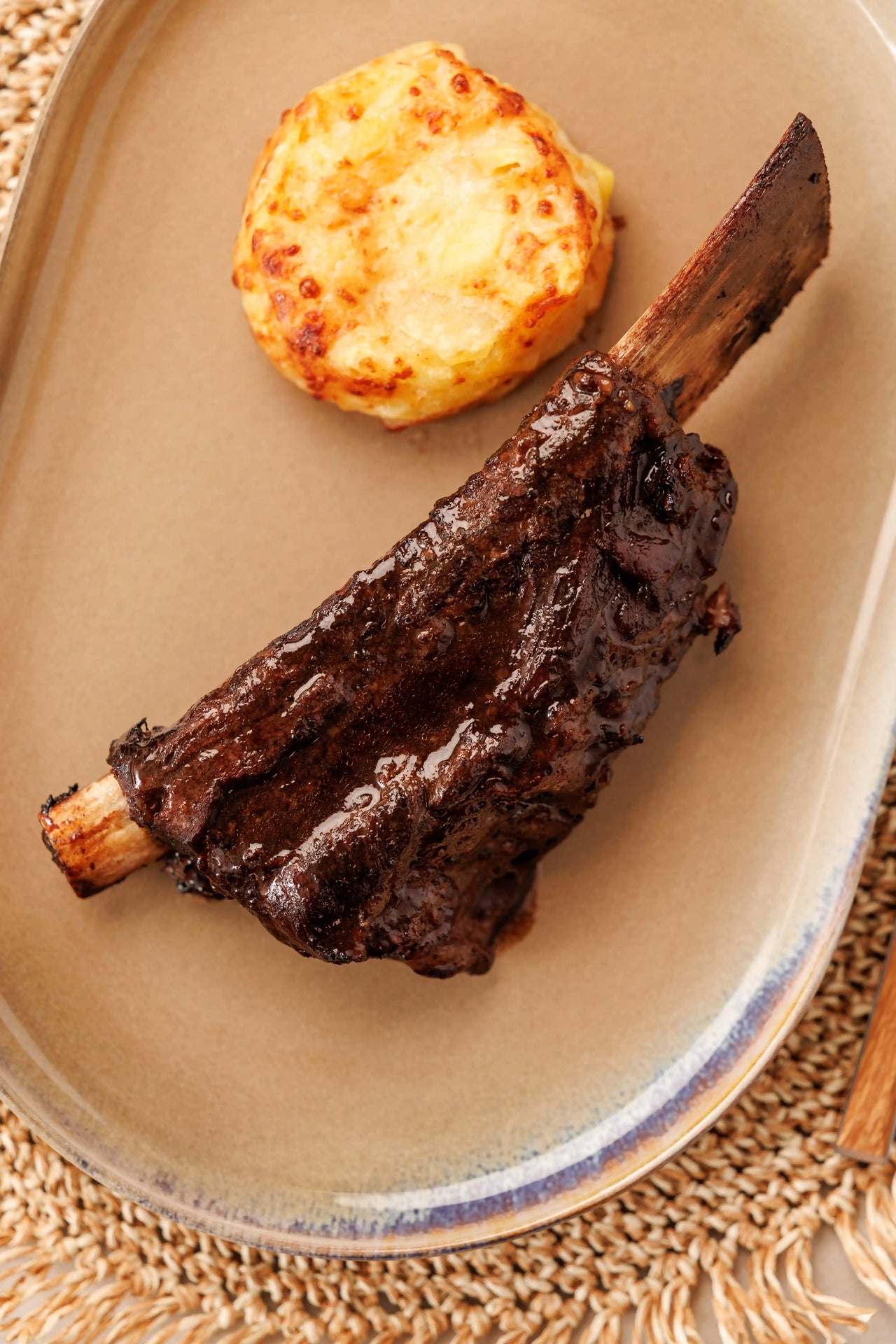 Costilla de 'Black Angus' en su jugo con miel acompañada de Gratén de Patata y Queso Emmental - SAGÓ