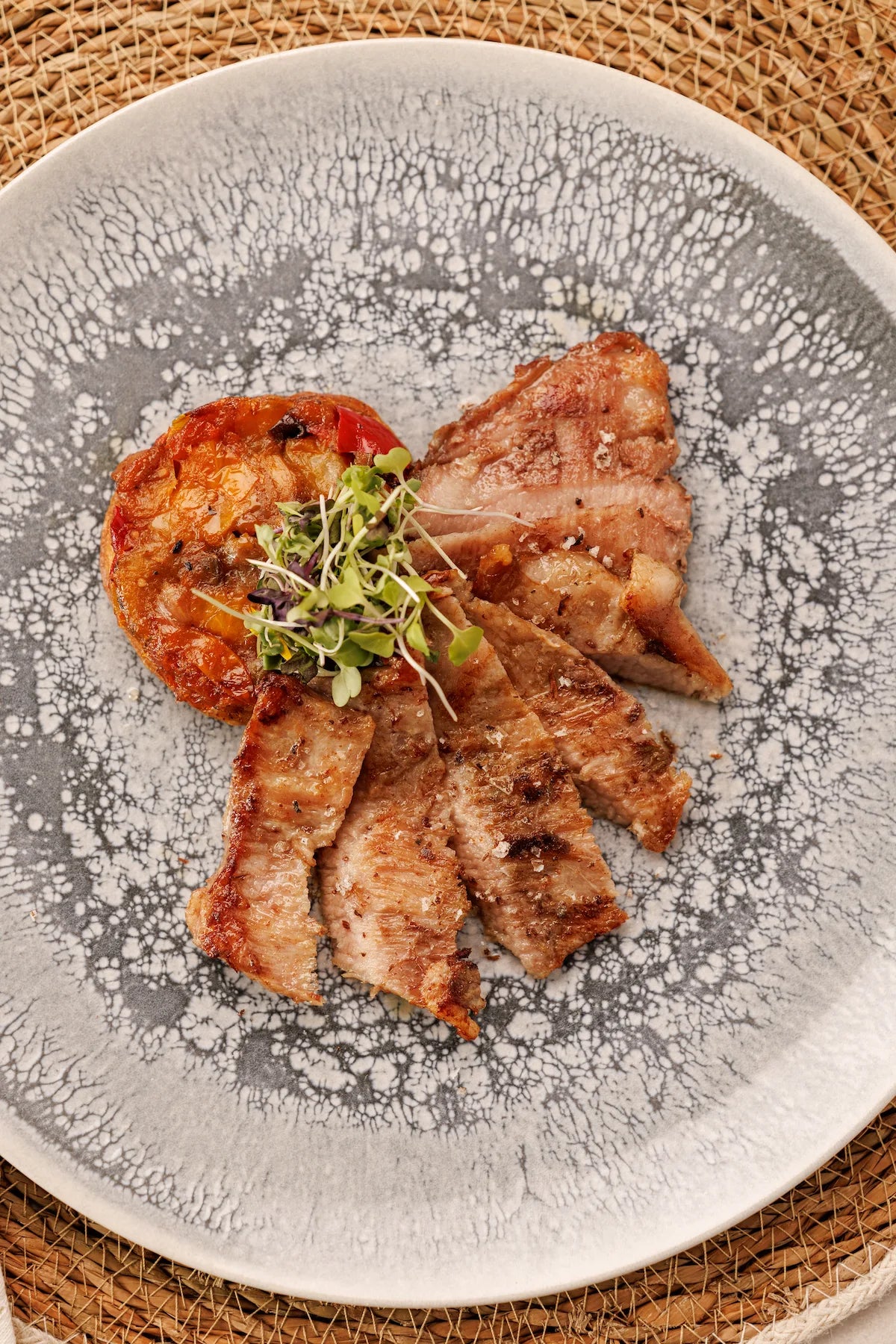 Secreto Ibérico Selección acompañado de Tatín Mediterráneo de Verduras - SAGÓ
