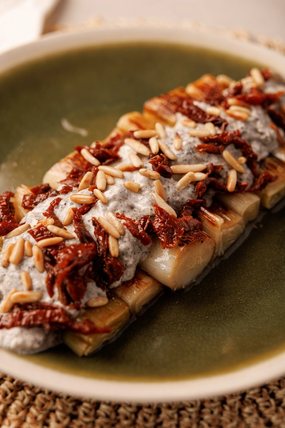 Puerros Confitados en AOVE con Burrata al 'Tartufo' acompañados de Tomate Seco con Hierbas y Piñones (aprox. 5 pers.) - SAGÓ