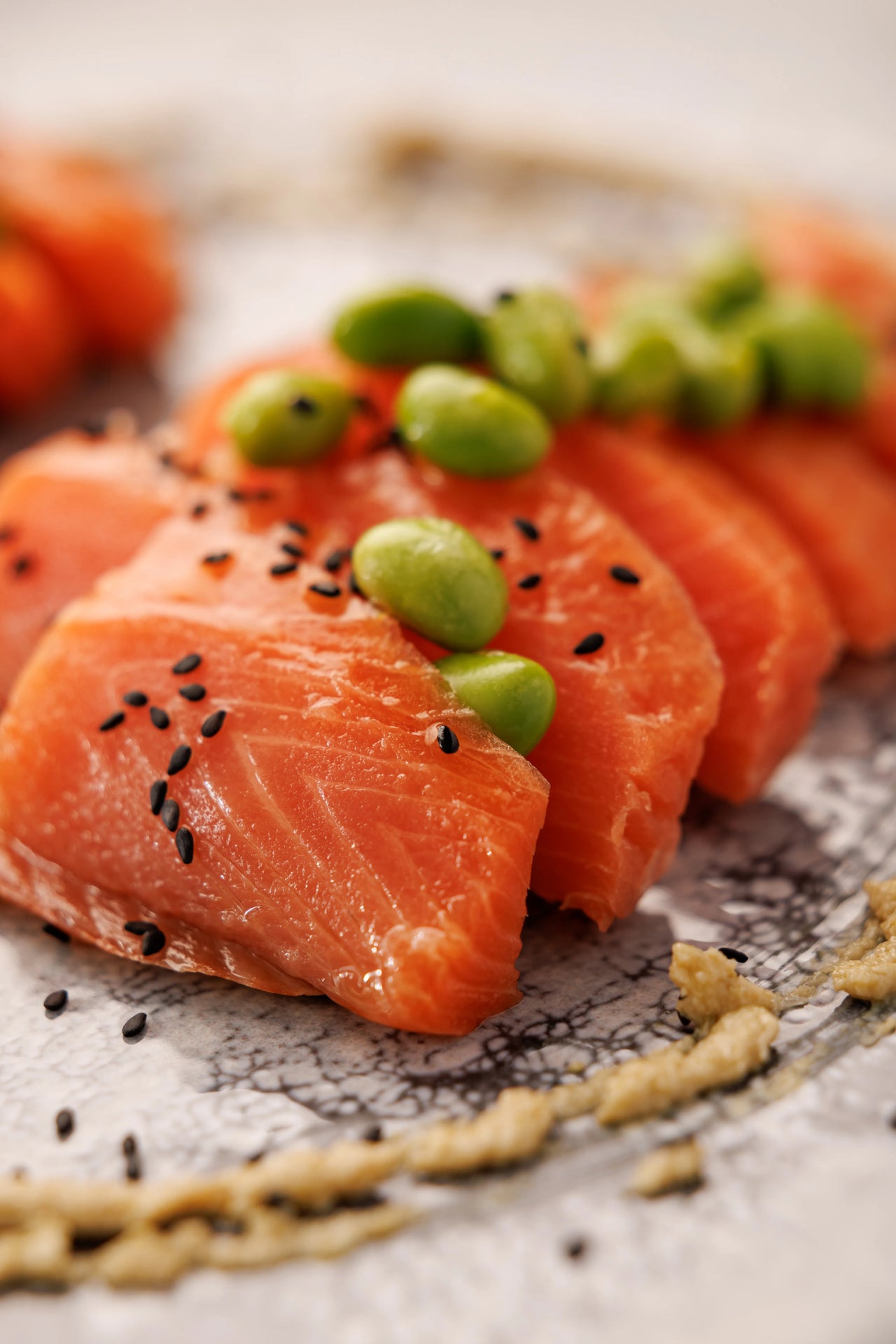 Lomos de Salmón Noruego Ahumado Natural con Cordel en Frío acompañado de Edamames, Sésamo Negro y Mousse de Piparra (aprox. 6 pers.) - SAGÓ