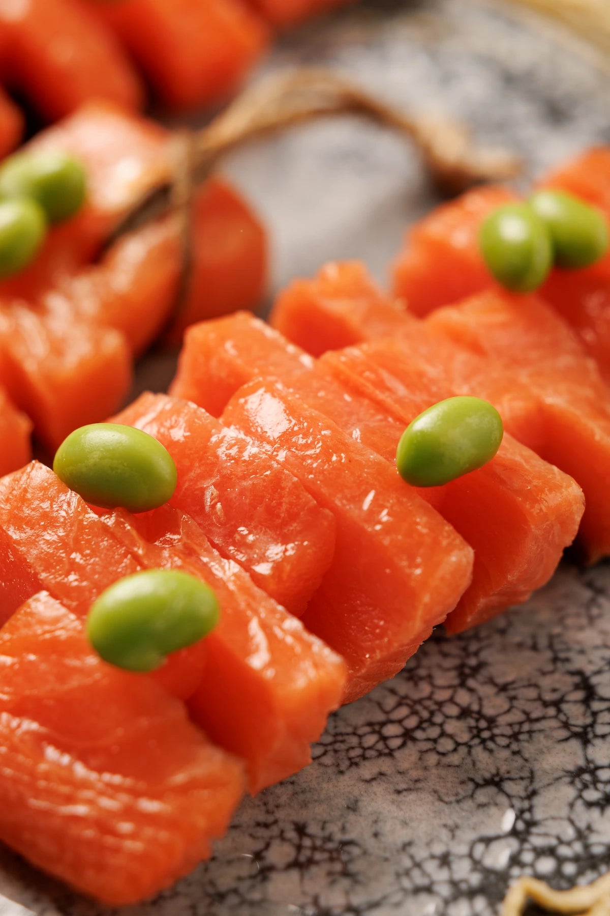 Lomos de Salmón Noruego Ahumado Natural con Cordel en Frío acompañado de Edamames y Mousse de Piparra (aprox. 6 pers.) - SAGÓ