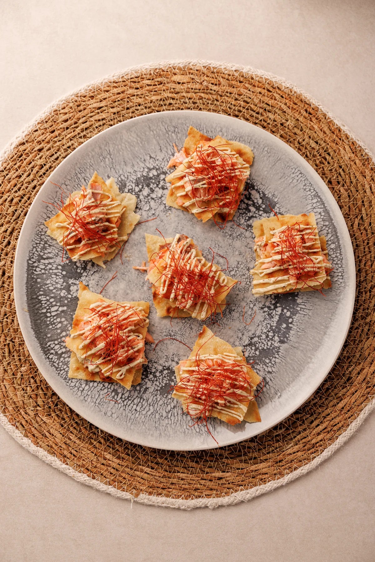 Lomos de Salmón Ahumado en Caliente con Salsa Bearnesa, Hilos de Chili y Pan Carasatu (aprox. 6 pers.) - SAGÓ