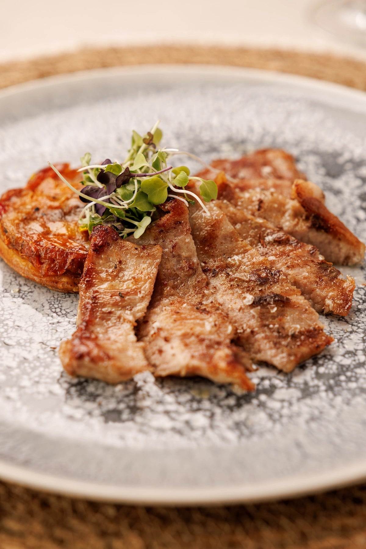 Secreto Ibérico Selección acompañado de Tatín Mediterráneo de Verduras - SAGÓ