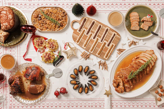 Descubre cómo decorar una mesa de Navidad con estilo y elegancia. Te damos claves para el centro de mesa, la iluminación y el porqué Sagó te regala tiempo para hacerlo.