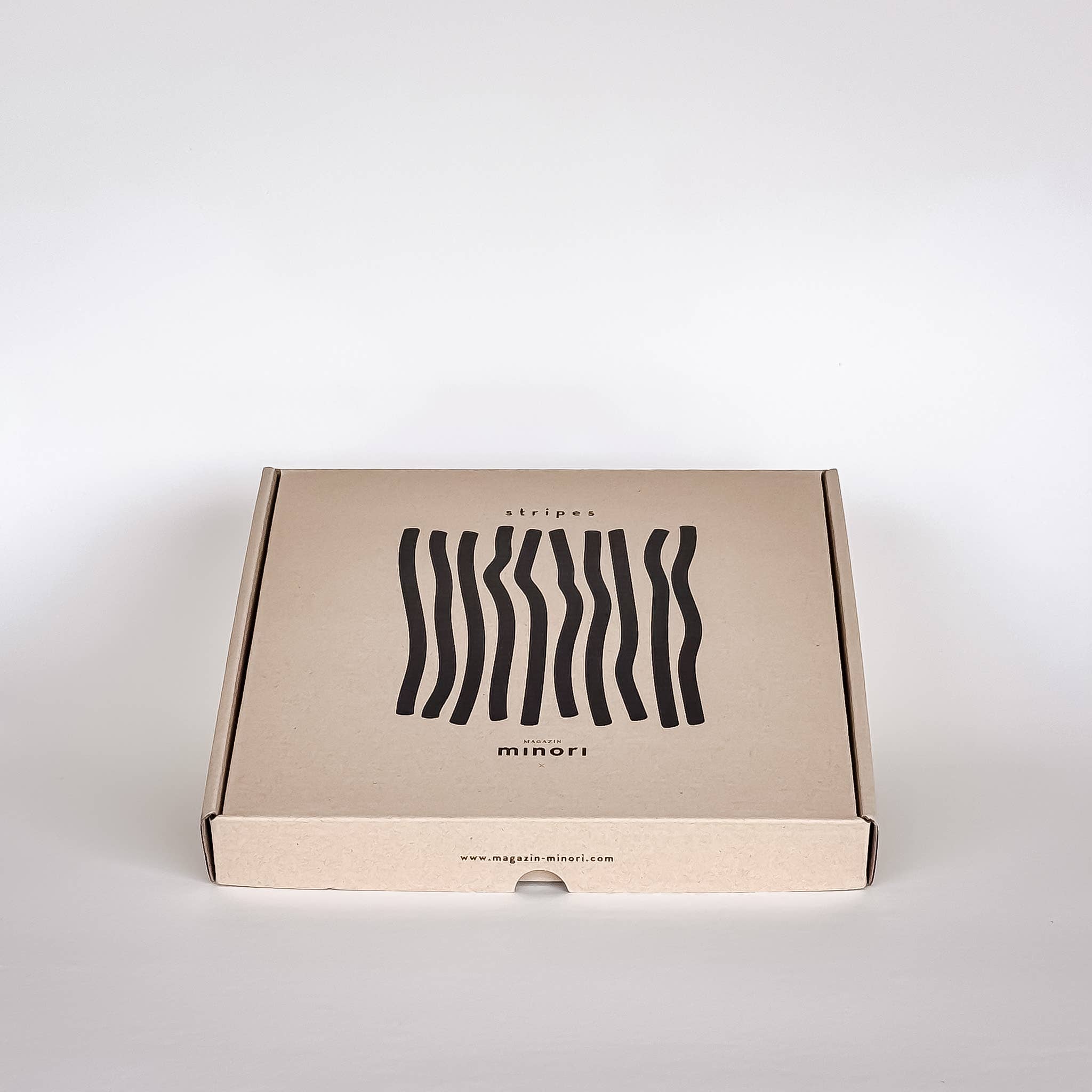 Plato Artesanal Rayas Rosas: Cerámica Italiana Pintada a Mano