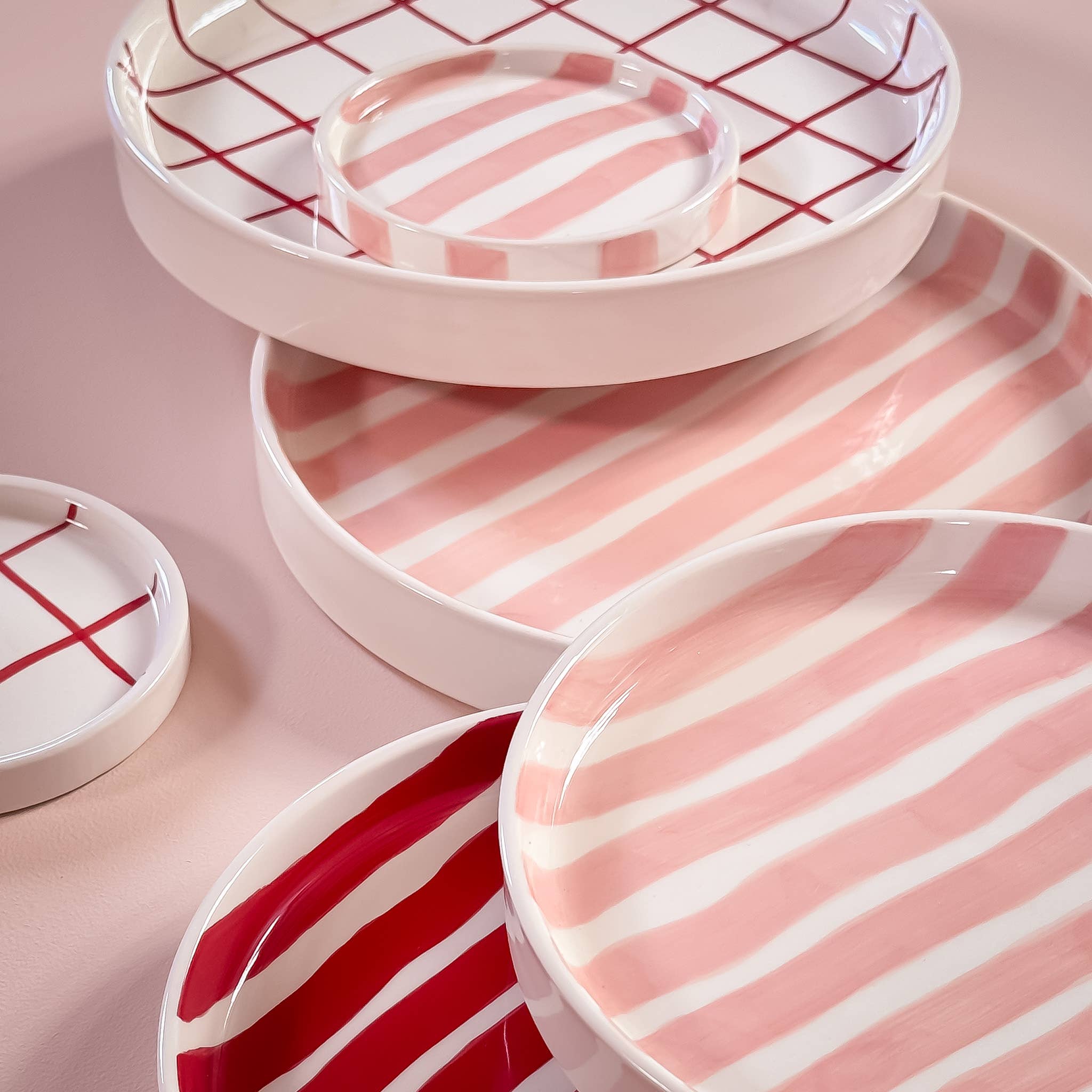 Plato Artesanal Rayas Rosas: Cerámica Italiana Pintada a Mano