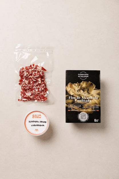Lo que llega a casa: flores de alcachofa confitada, virutas de jamón ibérico y crocanti de almendra