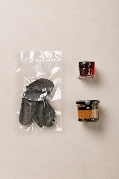 Lo que llega a casa: pan negro «Mejillón» con crema de mejillones artesanal y caviar de AOVE picante