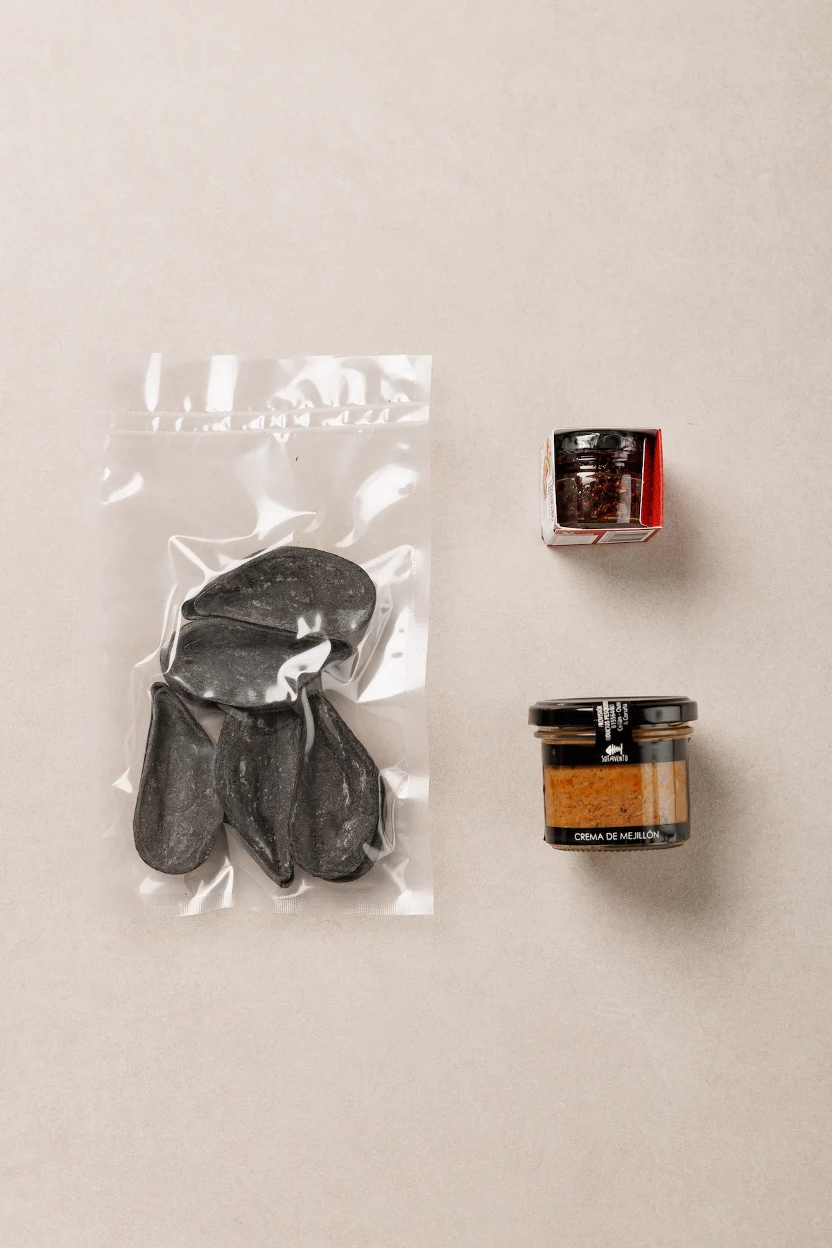 Lo que llega a casa: pan negro «Mejillón» con crema de mejillones artesanal y caviar de AOVE picante