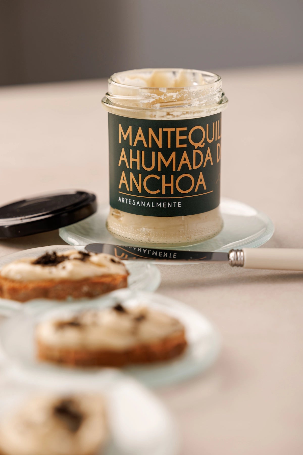 Crema de Mantequilla Ahumada de Anchoas con Polvo de Aceituna Negra y 'Crackers' de Centeno - SAGÓ