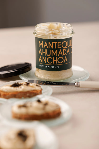 Crema de Mantequilla Ahumada de Anchoas con Polvo de Aceituna Negra y 'Crackers' de Centeno - SAGÓ