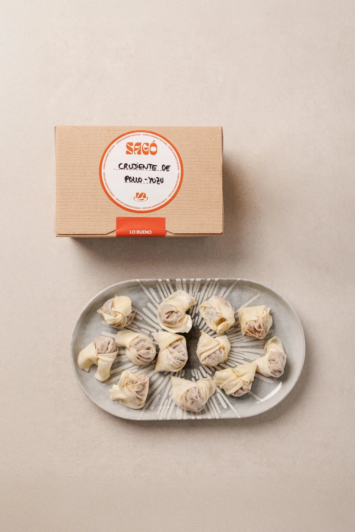 Lo que llega a casa: crujientes de pollo-yuzu en su caja, con la salsa mayo-yuzu