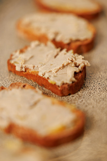 Foie Gras de Pato Entero "Mi-Cuit" con Tostaditas Crujientes de Mantequilla y Arándanos - SAGÓ
