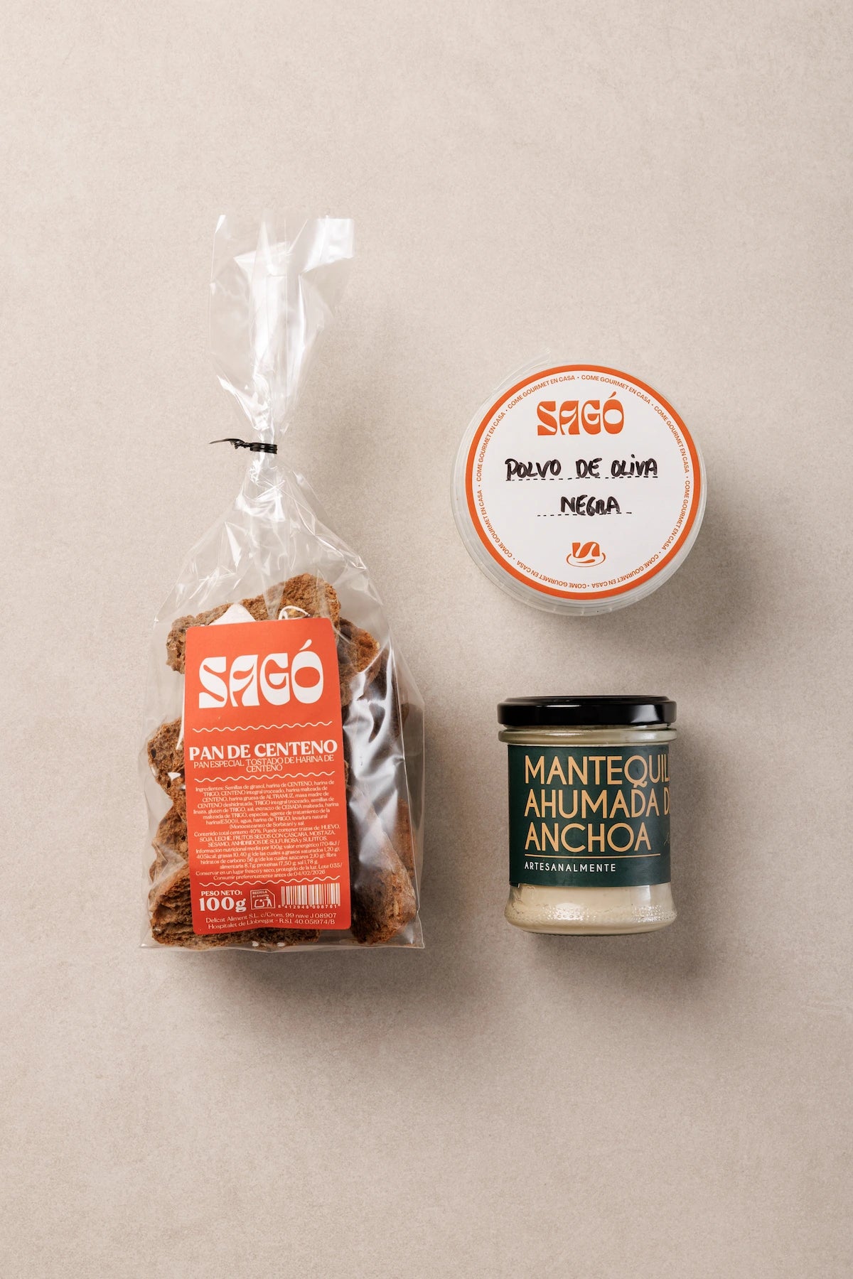Crema de Mantequilla Ahumada de Anchoas con Polvo de Aceituna Negra y 'Crackers' de Centeno - SAGÓ