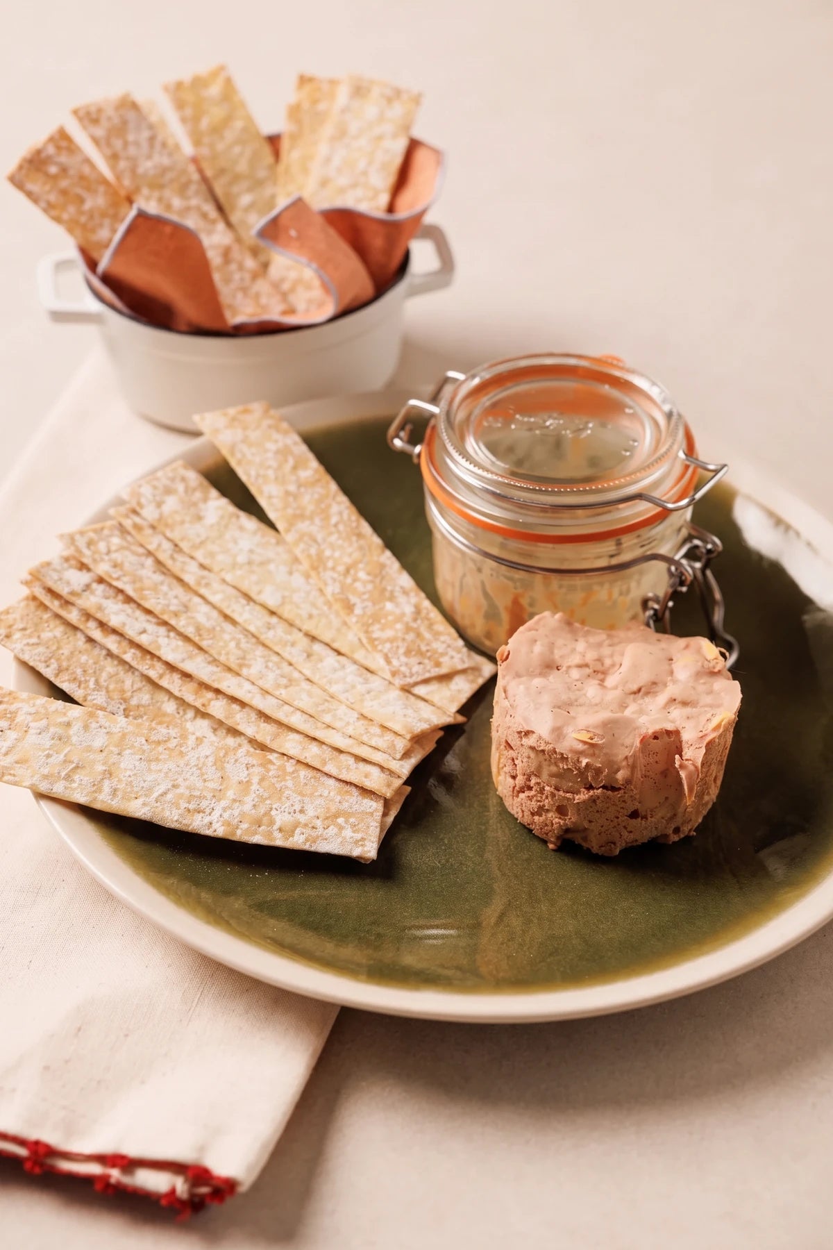 Bloque de foie gras de pato mi-cuit desmoldado con láminas de pan crujiente