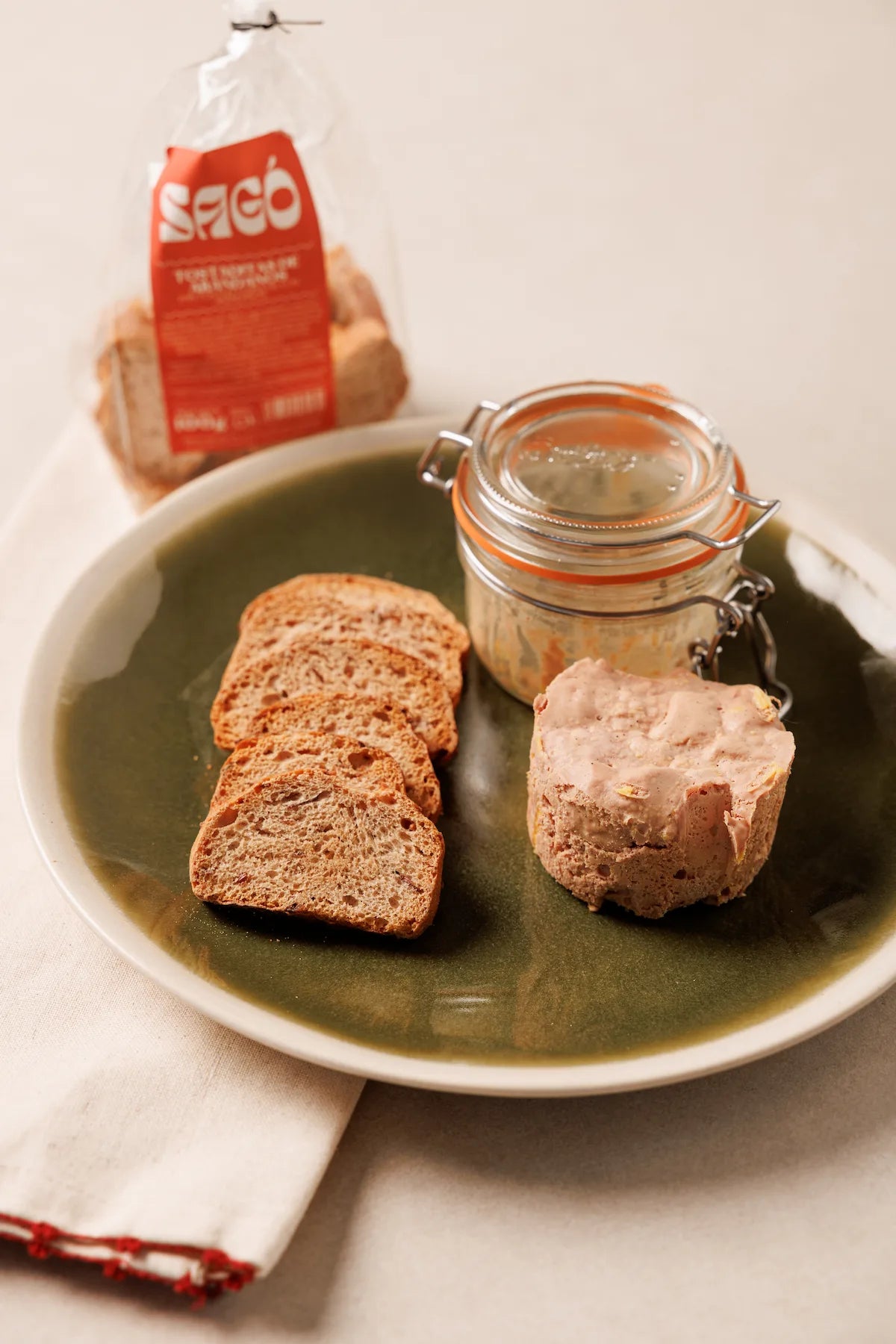 Bocal Foie Gras de Pato Entero "Mi-Cuit" con Tostaditas Crujientes de Mantequilla y Arándanos