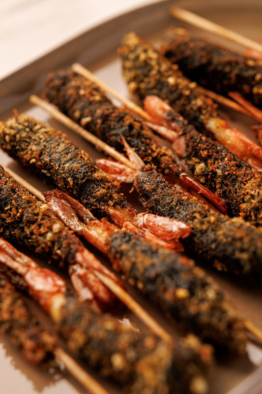 Brochetas de Langostino en Tempura Negra con Salsa Mayo-Yuzu (13 uds.) - SAGÓ