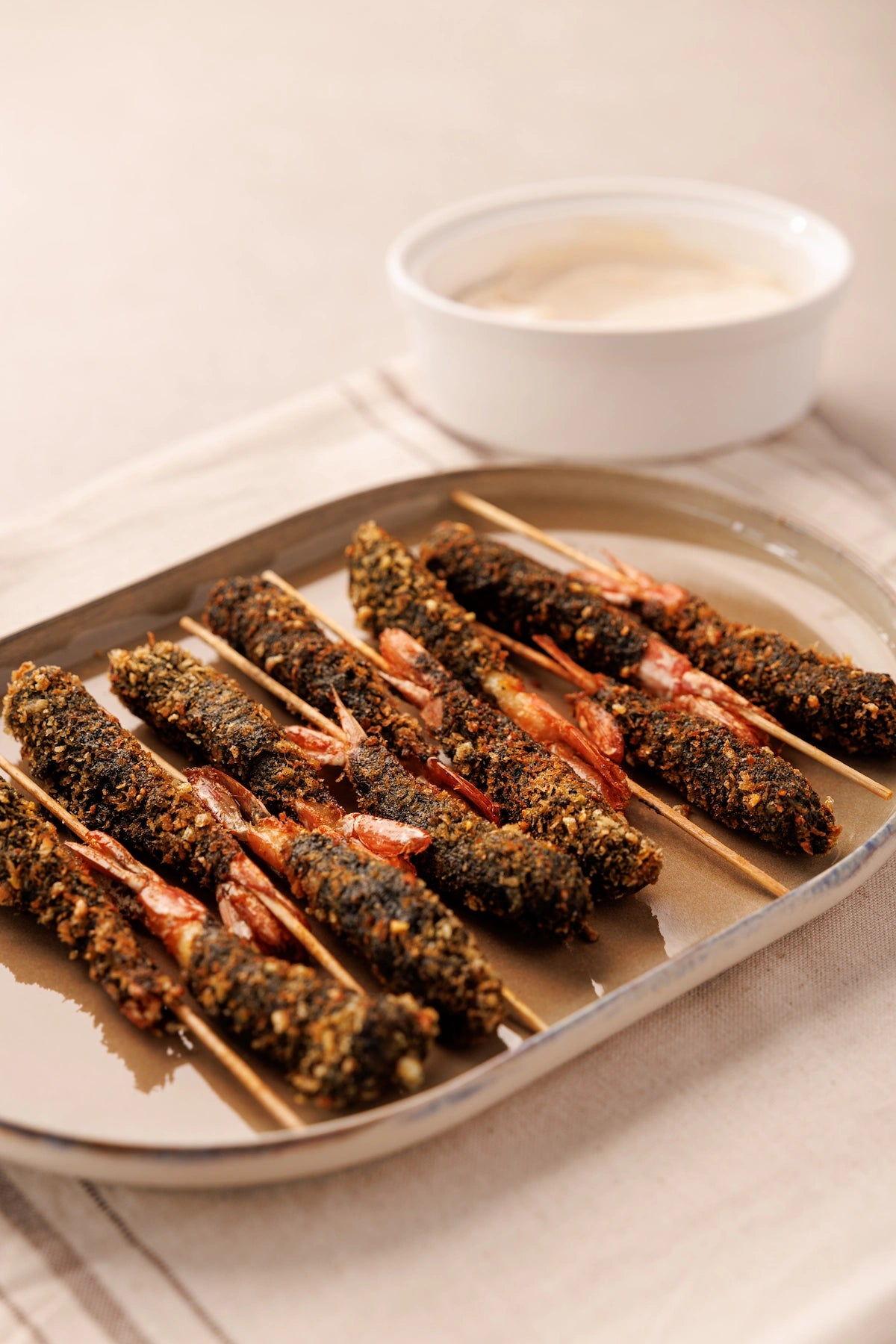Brochetas de Langostino en Tempura Negra con Salsa Mayo-Yuzu (13 uds.) - SAGÓ