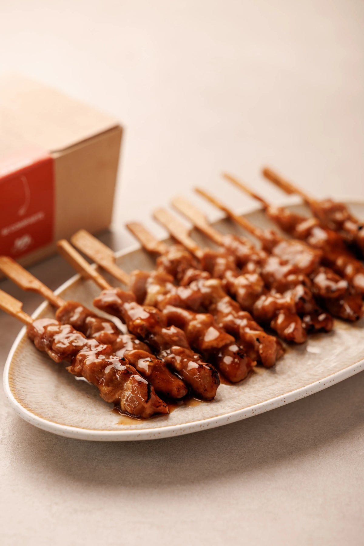 Lo que llega a casa: brochetas yakitori japonesas, con su caja de SAGÓ