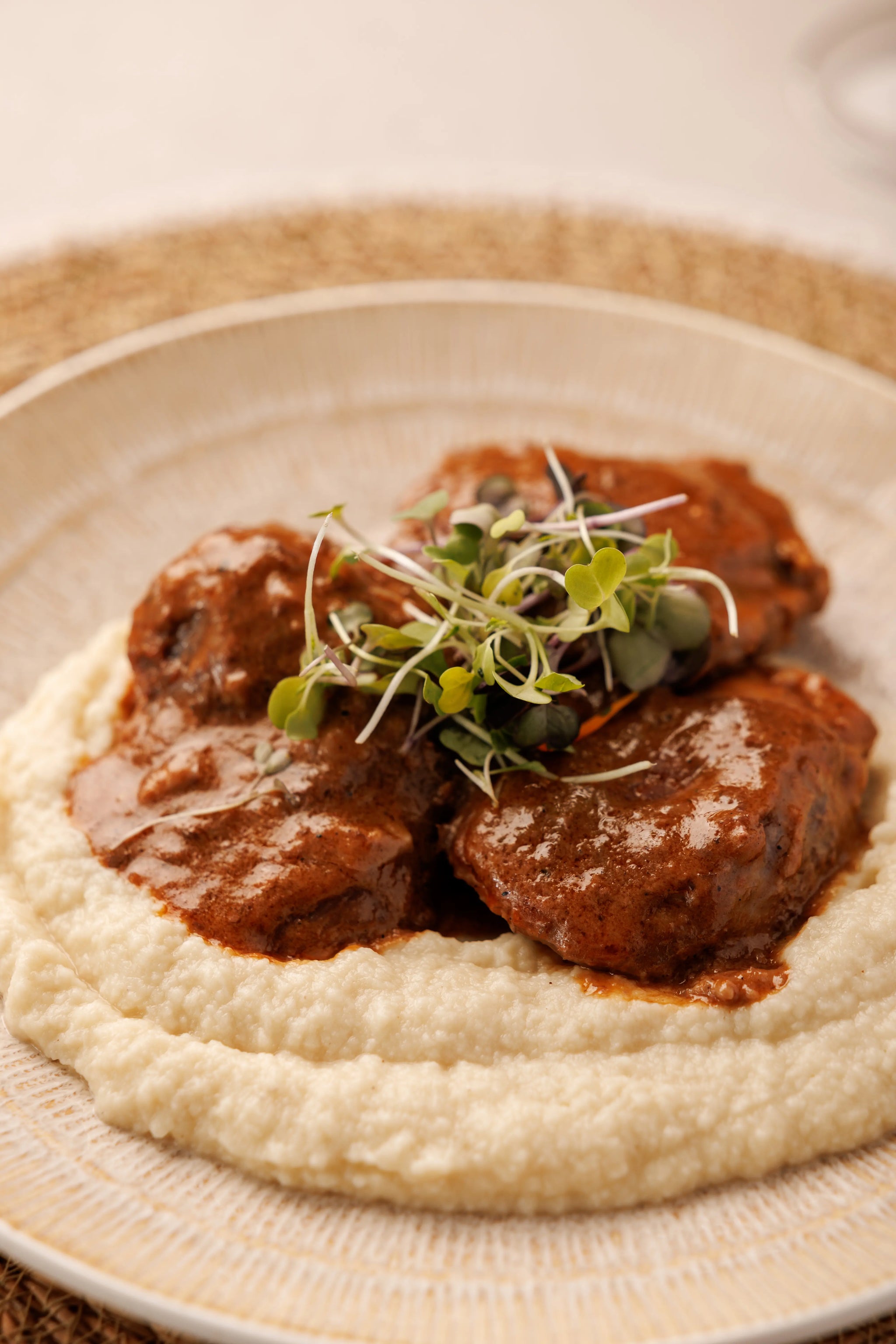 Carrilleras de Cerdo al Curry Rojo acompañado de Puré de Chirivía - SAGÓ