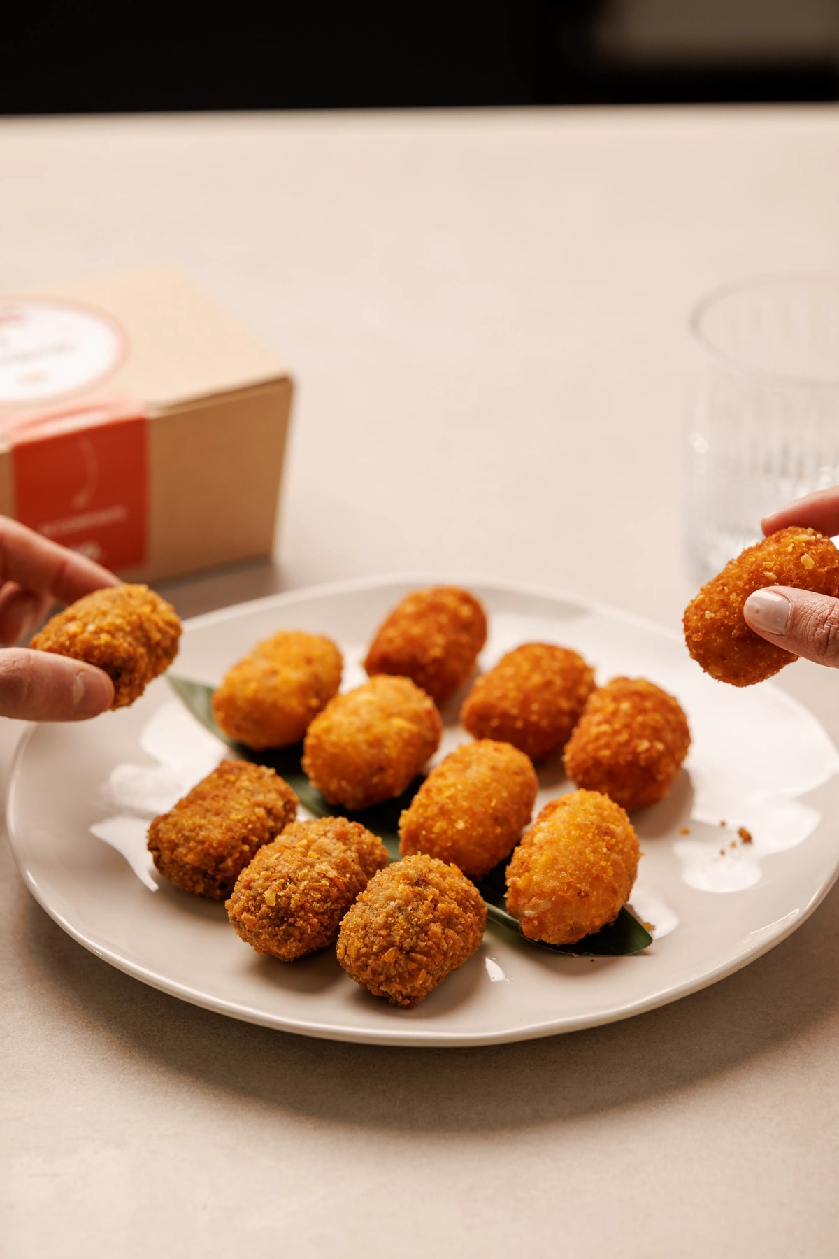 Lo que llega a casa: mix de croquetas cremosas en panko de gambón, jamón ibérico, puchero y boletus con trufa, con su caja de SAGÓ