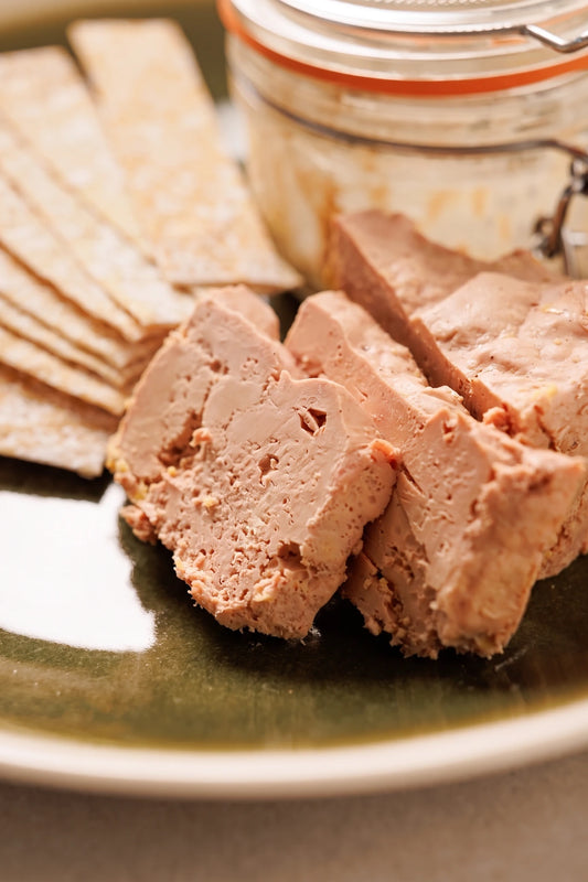 Detalle de lonchas de foie gras de pato mi-cuit con láminas de pan crujiente