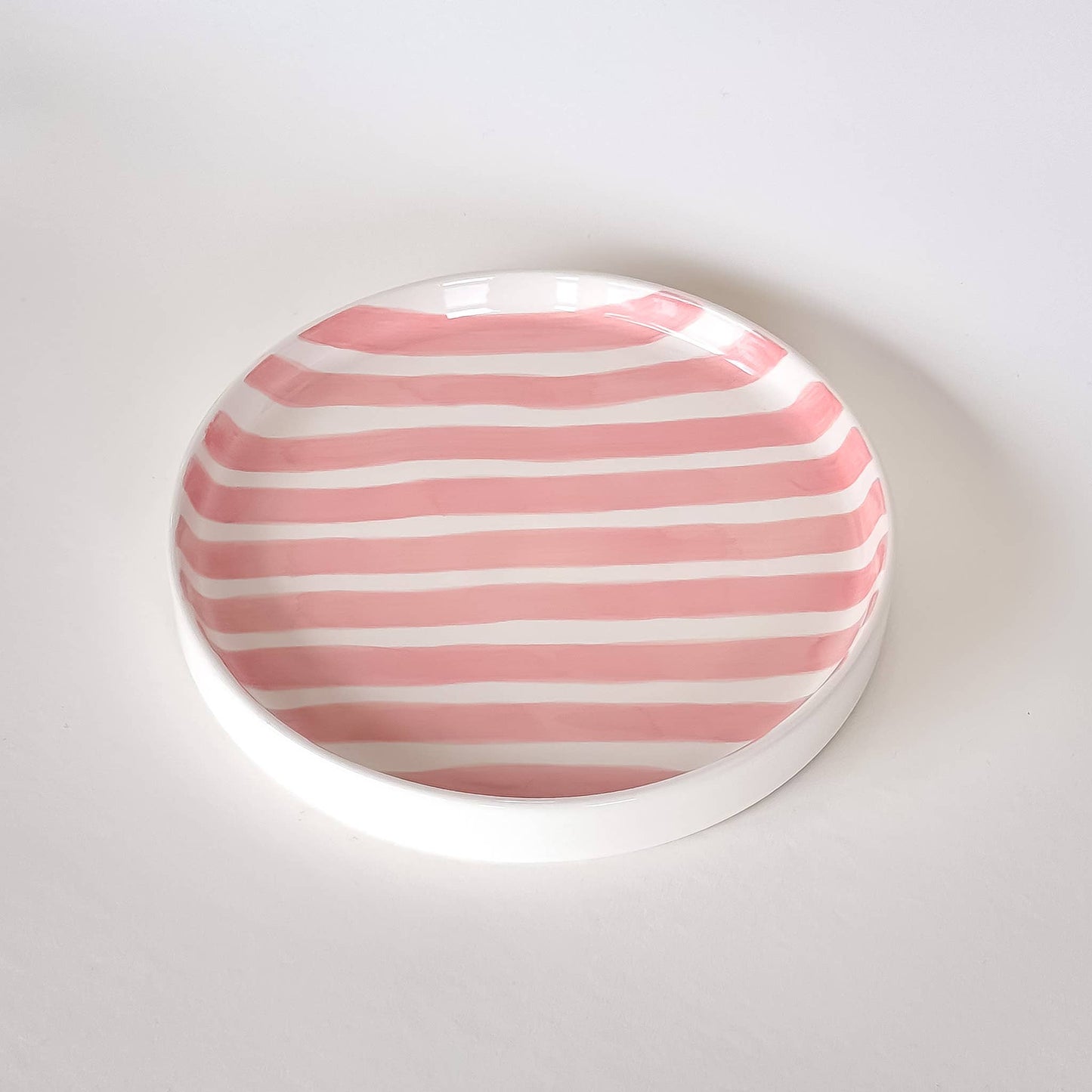 Plato Artesanal Rayas Rosas: Cerámica Italiana Pintada a Mano