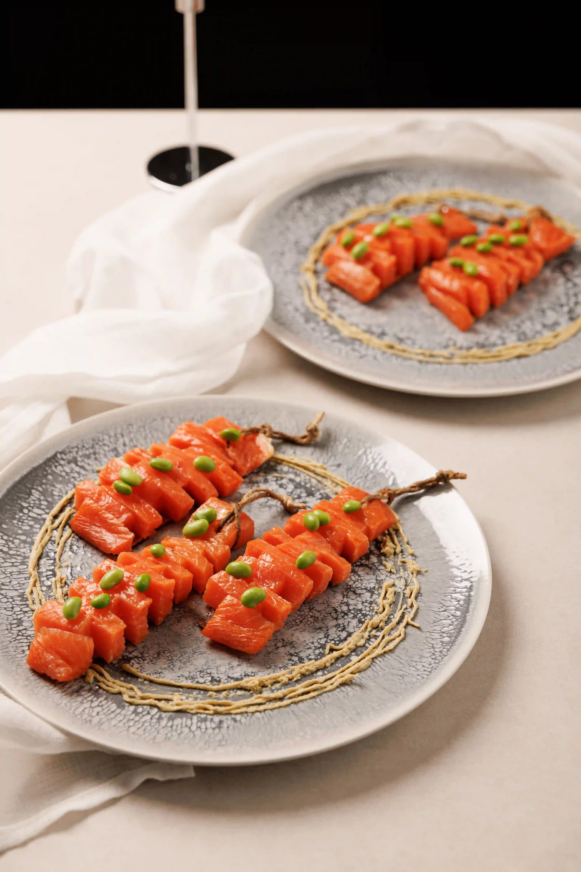 Lomos de Salmón Noruego Ahumado Natural con Cordel en Frío acompañado de Edamames y Mousse de Piparra (aprox. 6 pers.) - SAGÓ