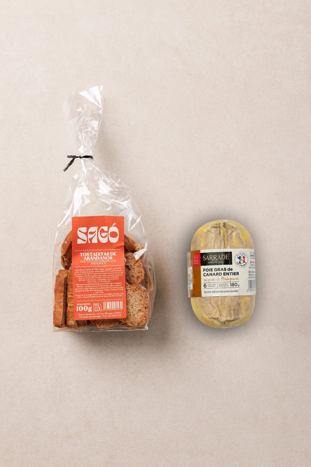 Foie Gras de Pato Entero "Mi-Cuit" con Tostaditas Crujientes de Mantequilla y Arándanos - SAGÓ