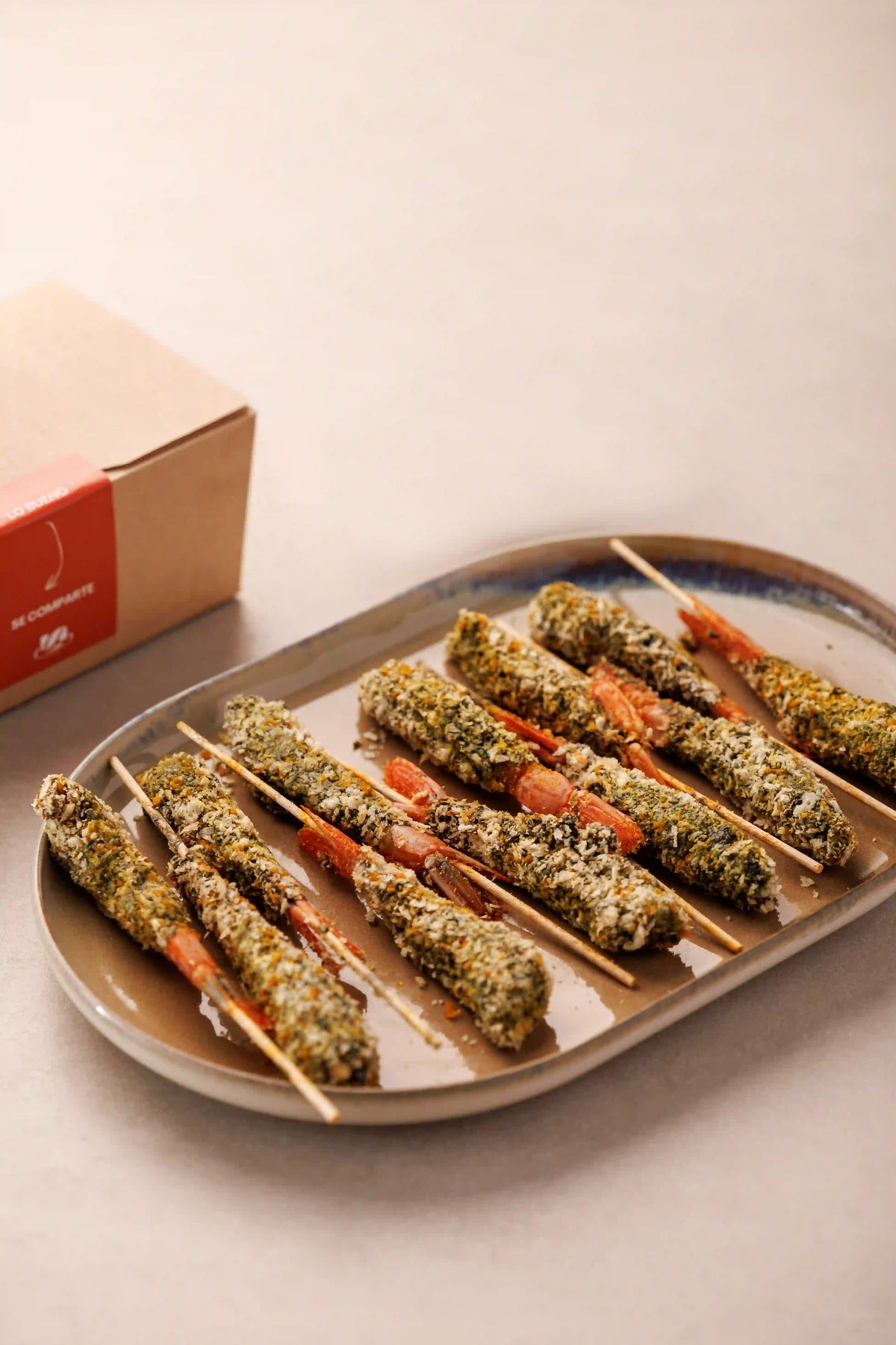 Lo que llega a casa: brochetas de langostino en tempura negra, con su caja de SAGÓ
