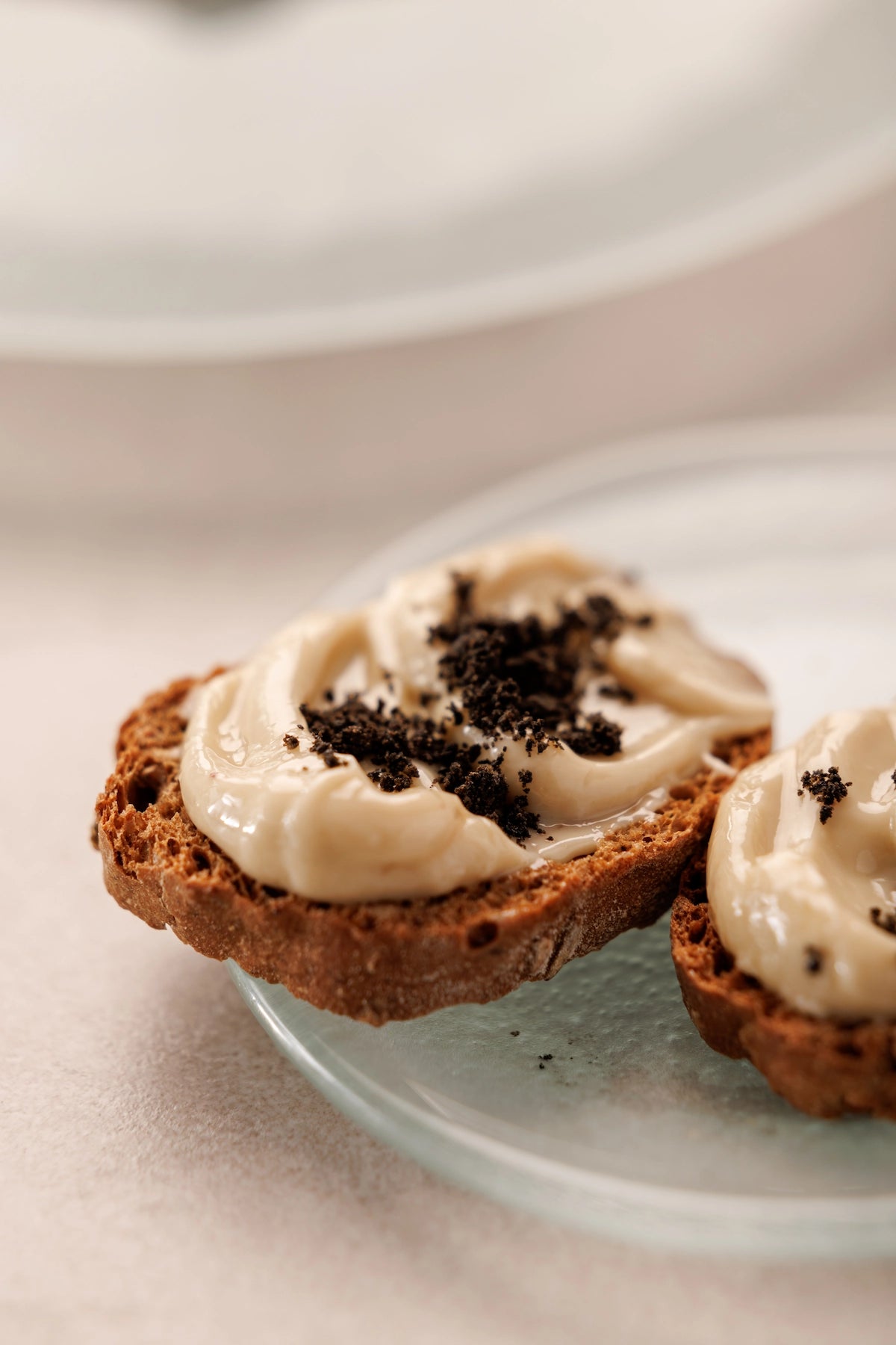 Crema de Mantequilla Ahumada de Anchoas con Polvo de Aceituna Negra y 'Crackers' de Centeno - SAGÓ