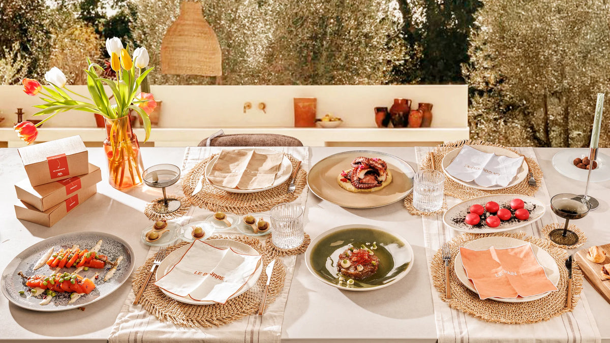 Mesa servida con platos SAGÓ
