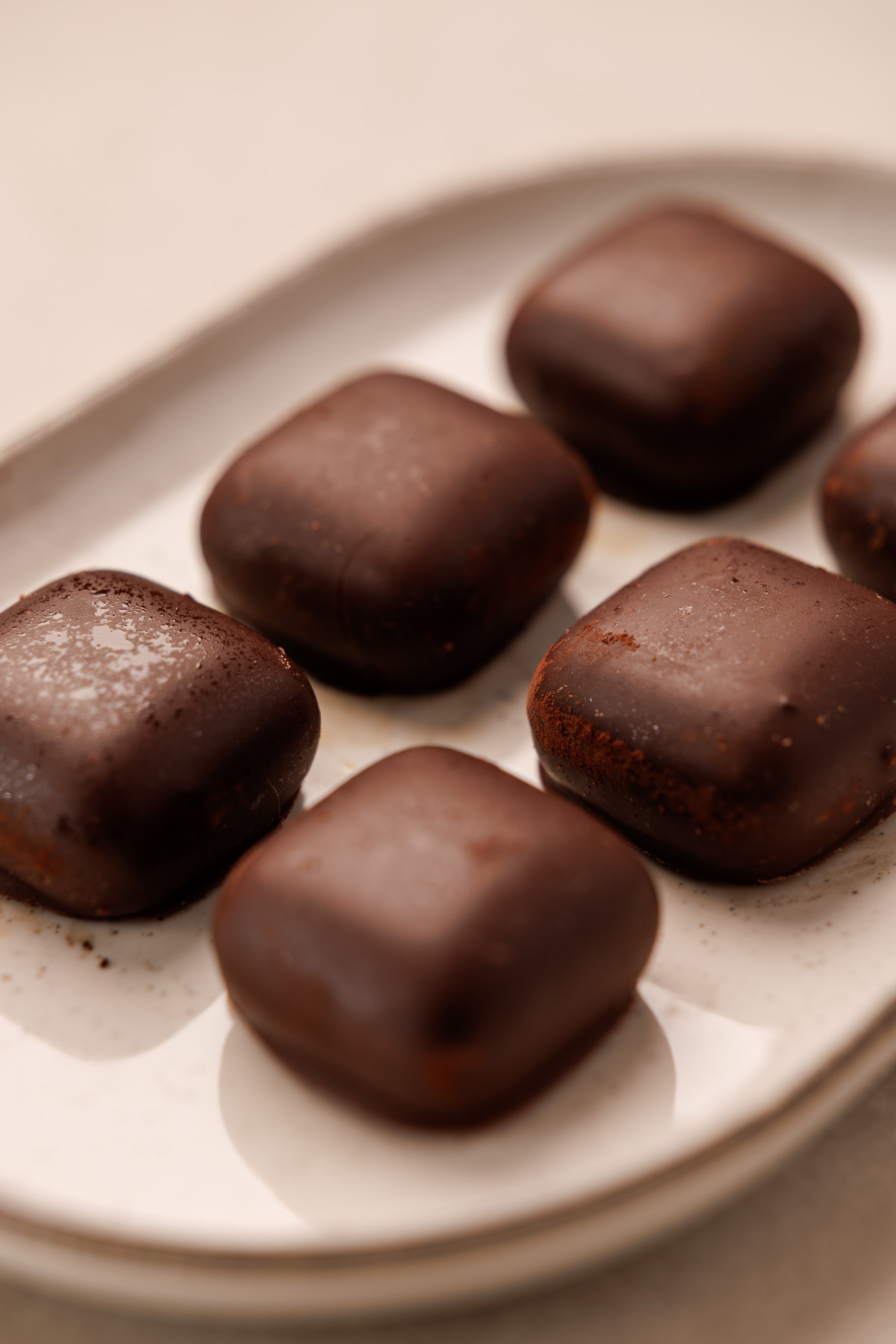 Mix de Trufas de Chocolate Negro con Sake y Bombón de Mousse de Café Sagó (12 uds.) - SAGÓ