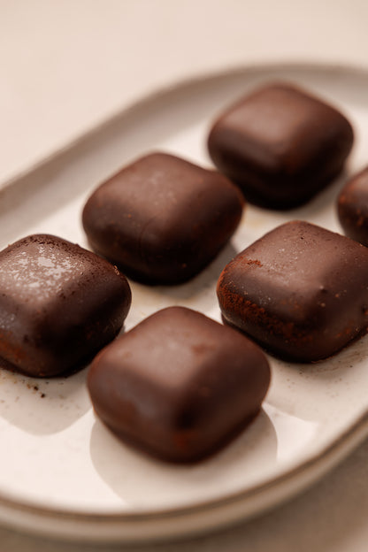 Mix de Trufas de Chocolate Negro con Sake y Bombón de Mousse de Café Sagó (12 uds.) - SAGÓ