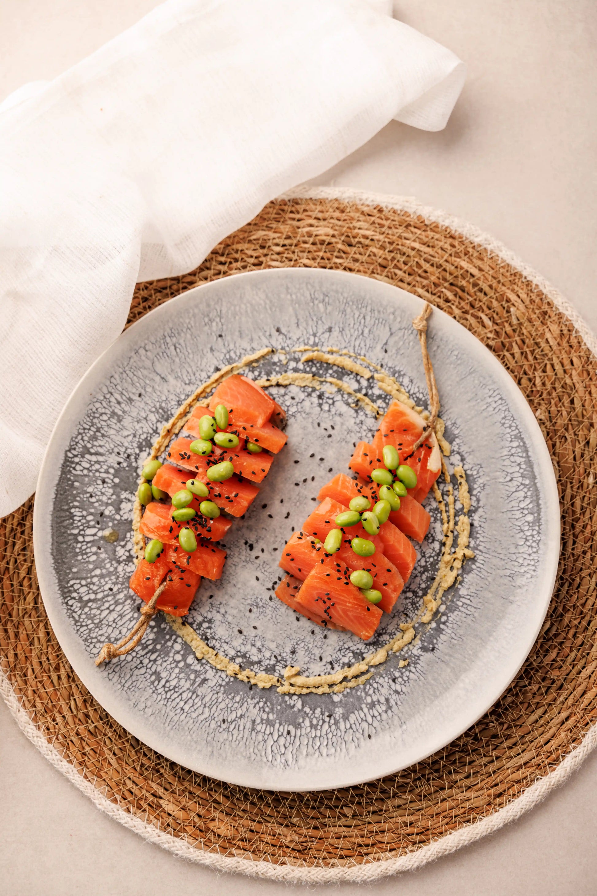 Lomos de Salmón Noruego Ahumado Natural con Cordel en Frío acompañado de Edamames, Sésamo Negro y Mousse de Piparra (aprox. 6 pers.) - SAGÓ