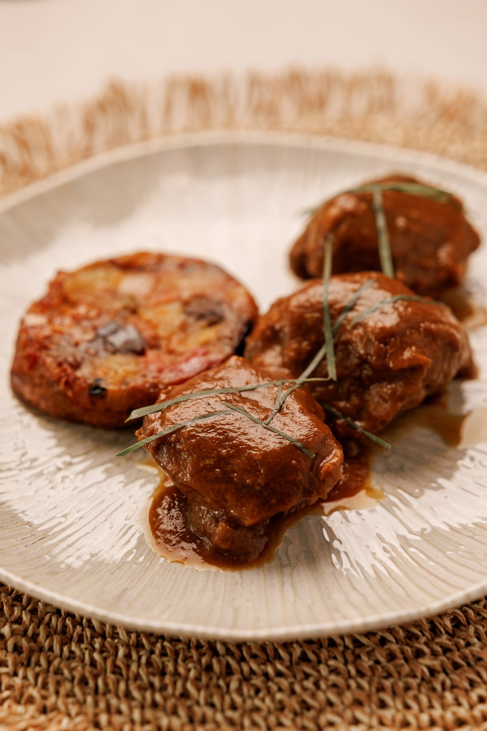 Carrilleras de Cerdo al PX acompañado de Tatín Mediterráneo de Verduras - SAGÓ