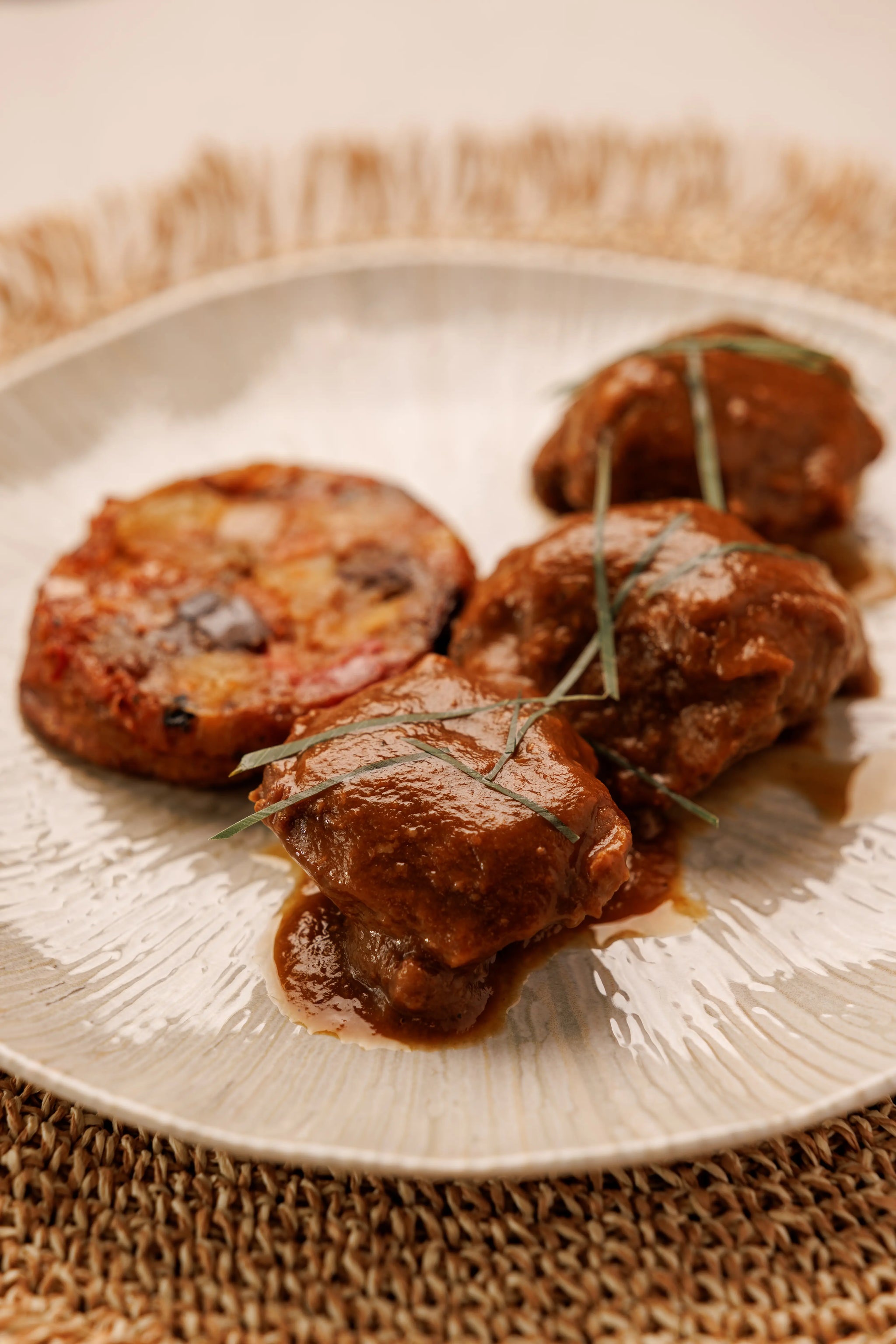 Carrilleras de Cerdo al PX acompañado de Tatín Mediterráneo de Verduras - SAGÓ