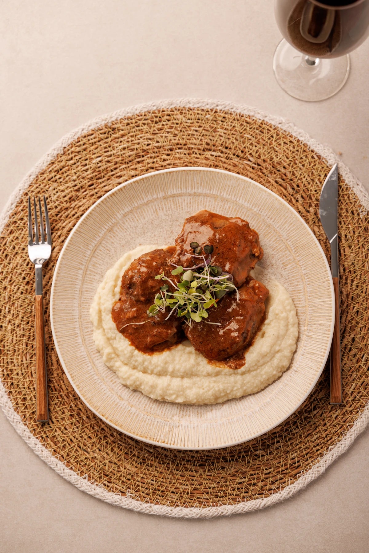 Carrilleras de Cerdo al Curry Rojo acompañado de Puré de Chirivía - SAGÓ