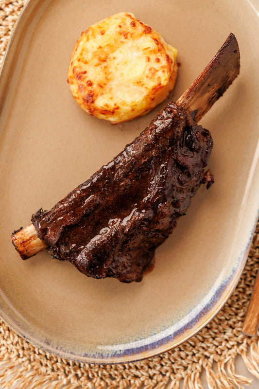 Costilla de 'Black Angus' en su jugo con miel acompañada de Gratén de Patata y Queso Emmental - SAGÓ