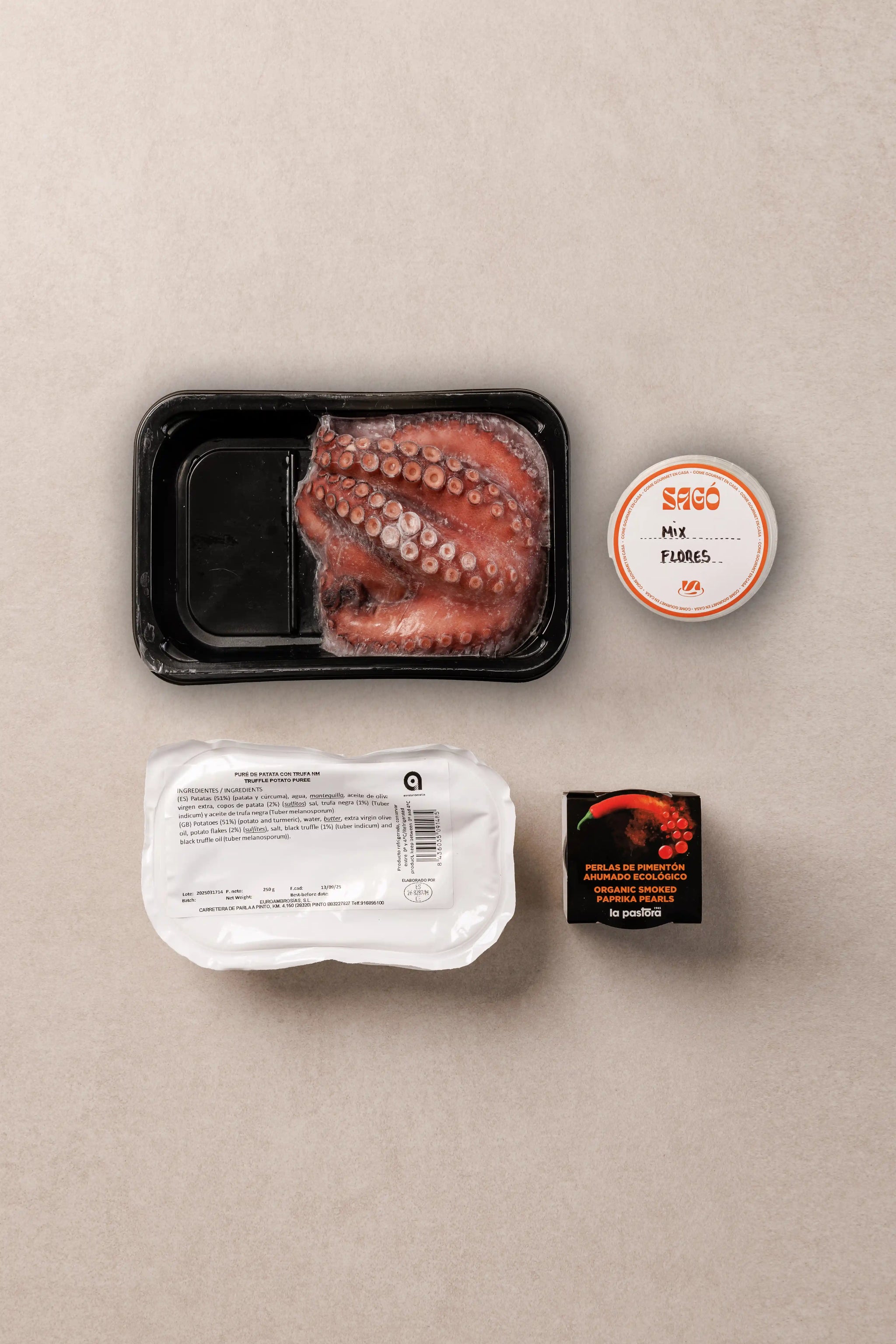 1/2 Pulpo Cocido con base de Puré de Patata y Trufa acompañado de Perlas de Pimentón Ahumado ECO (aprox. 4 pers.) - SAGÓ