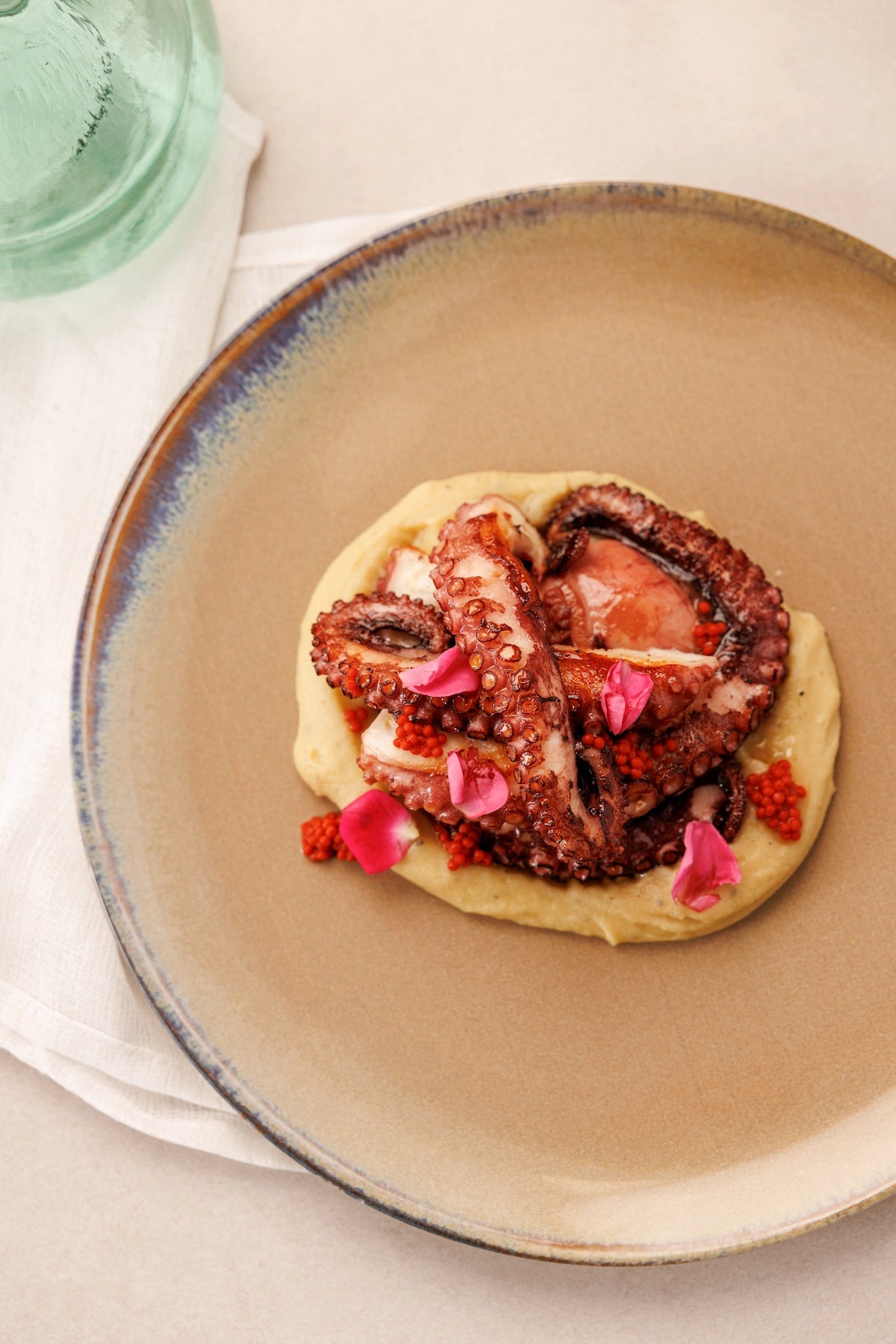 1/2 Pulpo Cocido con base de Puré de Patata y Trufa acompañado de Perlas de Pimentón Ahumado ECO (aprox. 4 pers.) - SAGÓ