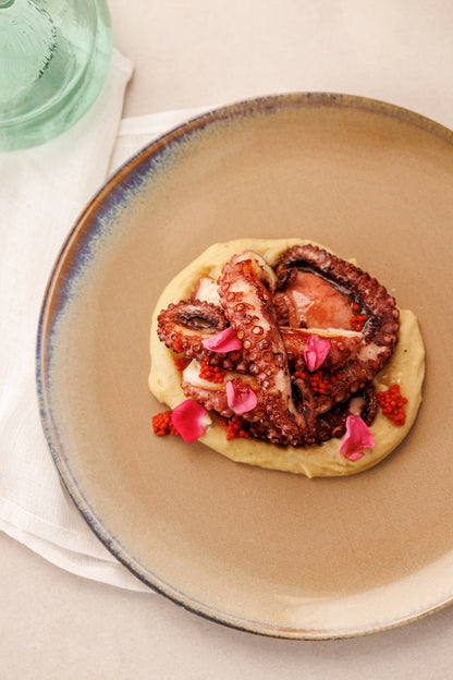1/2 Pulpo Cocido con base de Puré de Patata y Trufa acompañado de Perlas de Pimentón Ahumado ECO (aprox. 4 pers.) - SAGÓ